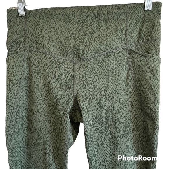 All in Motion Green Snakeskin High-Rise 7/8 Leggings & Sports Bra Set Sz Large - Picture 12 of 16
